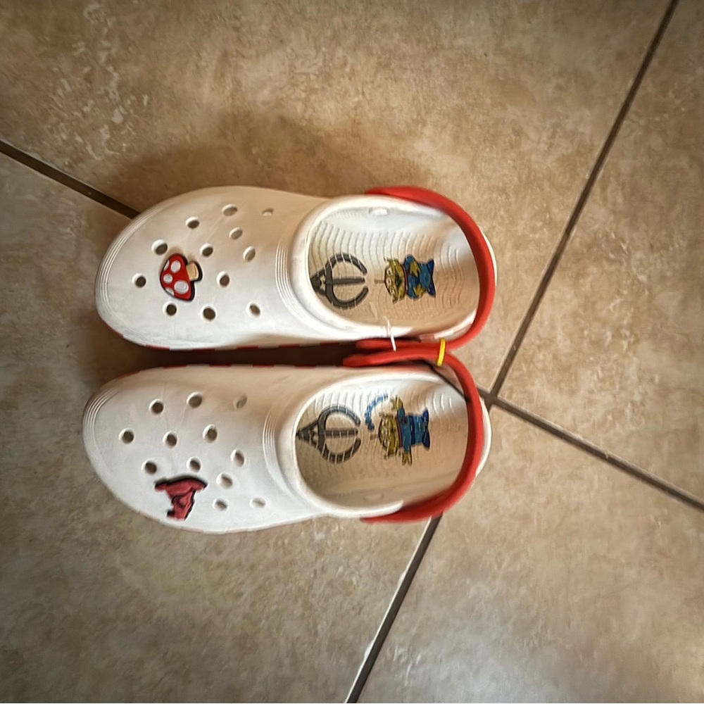 Pizza Planet Crocs Men's Size 5, Woman's 7 - Picture 3 of 4